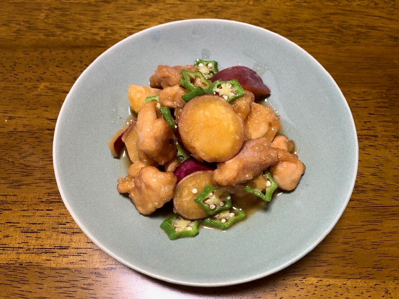 写真：さつまいもと鶏肉の揚げ煮